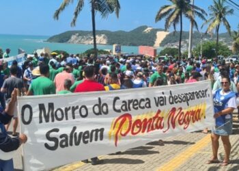 Grupo faz manifestação para cobrar celeridade na ‘engorda’ de Ponta Negra