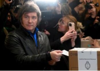Javier Milei, supreende e vence prévias na Argentina