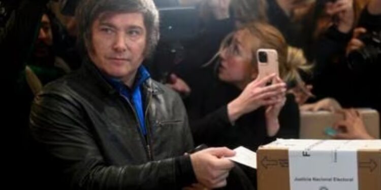 Javier Milei, supreende e vence prévias na Argentina