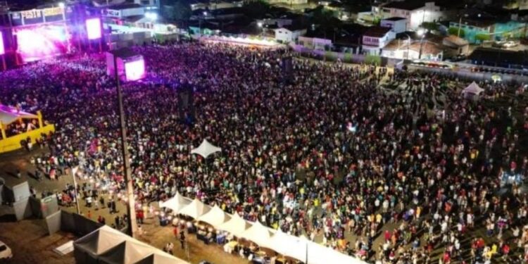 Abertura da Festa do Sabugo leva multidão à Praça de Eventos, na Cohabinal