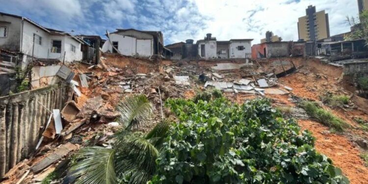 Oito casas são interditadas após desabamento em encosta no bairro de Neópolis