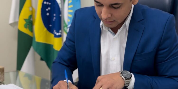 Allyson sanciona projetos que garantem concursos com mais de 500 vagas em Mossoró