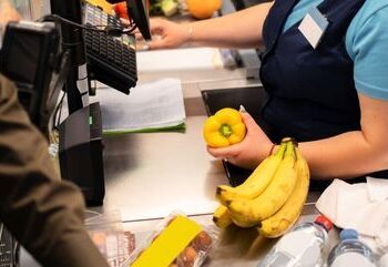 Seis em cada dez dívidas no cartão são de compras em supermercados