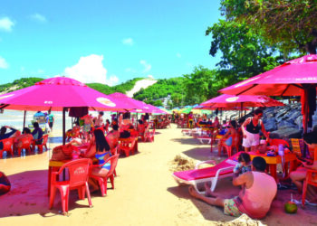 “Falta infraestrutura na praia”: Turistas elogiam Natal, mas sentem falta de organização em Ponta Negra