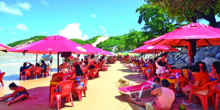 “Falta infraestrutura na praia”: Turistas elogiam Natal, mas sentem falta de organização em Ponta Negra