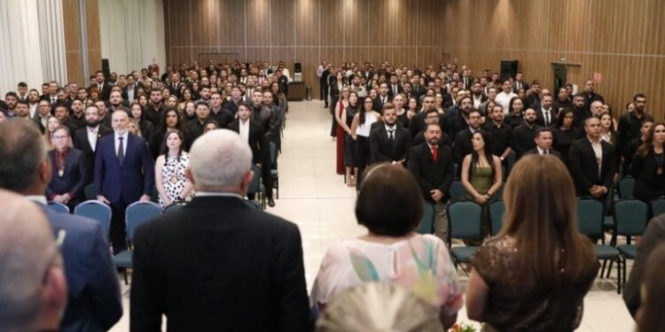 Governo dá posse a mais 233 policiais civis para os cargos de agentes, escrivão e delegados