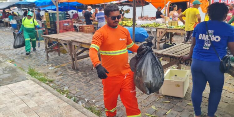 Compostagem: Selim realiza coleta de resíduos na feira de Santos Reis