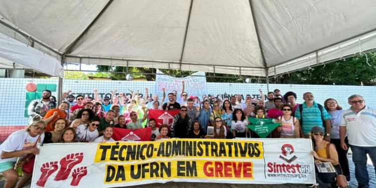 Servidores do IFRN aceitam proposta, mas fim da greve depende de assinatura de acordo