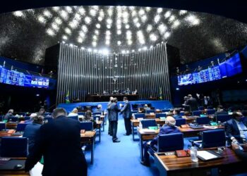 Frente Parlamentar da Educação quer prioridade no Senado para projeto que proíbe celular em sala de aula