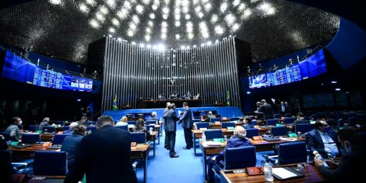 Frente Parlamentar da Educação quer prioridade no Senado para projeto que proíbe celular em sala de aula