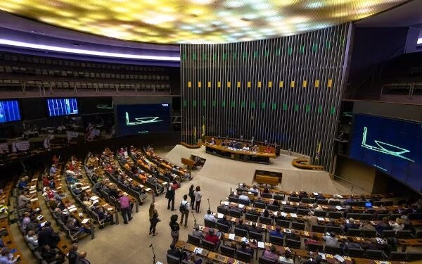 Consultoria da Câmara de Deputados sobre Lei Orçamentária Anual projeta mais R$ 22,8 bilhões em gastos para 2025