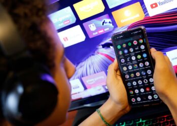 Celulares nas escolas: prazo para regular lei termina nesta semana; texto está na Casa Civil
