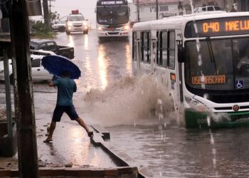 Chuvas causam pontos de alagamento em Natal nesta quinta-feira; confira