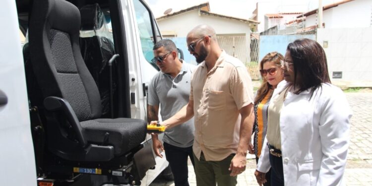 Prefeitura entrega veículo adaptado para transporte de pacientes do CER