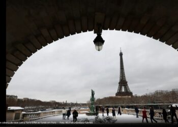 Neve paralisa a Europa e transforma pontos turísticos em cenário de filme.