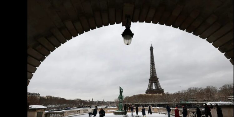 Neve paralisa a Europa e transforma pontos turísticos em cenário de filme.