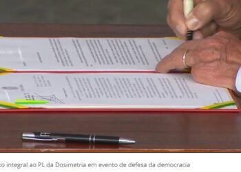 Em evento sobre o “8 de Janeiro”, Lula veta integralmente PL que reduz penas de Bolsonaro e condenados por atos golpistas.