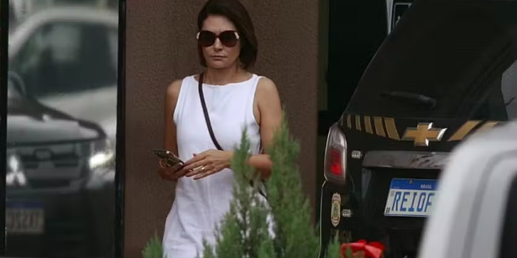 Michelle reclama de ida de Bolsonaro para Papudinha após conversar com ministros do STF por prisão domiciliar