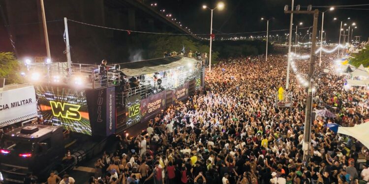 Avenida da Alegria reúne mais de 180 mil pessoas na prévia do Carnaval de Natal