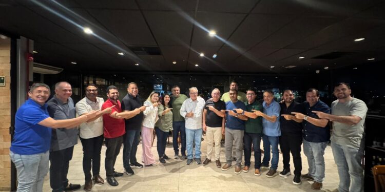 Álvaro Dias janta com prefeitos em Brasília e reforça articulação para 2026 ao lado de Babá Pereira