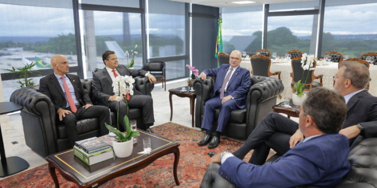 STF, Congresso e governo discutem aumento do teto salarial como moeda de troca por fim de ‘penduricalhos’