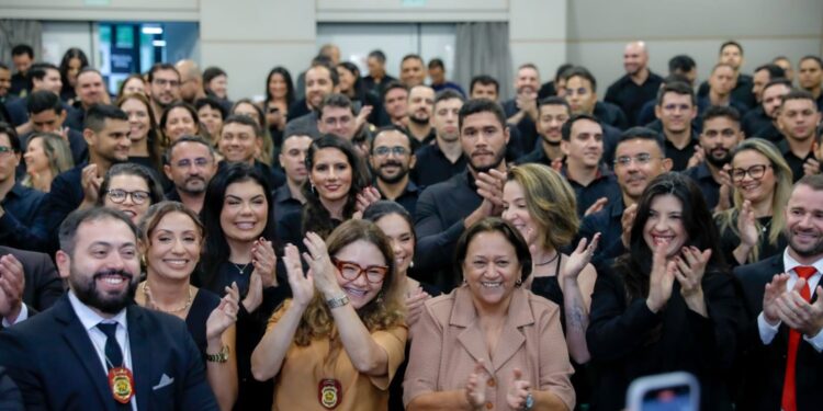 Governadora Fátima empossa 170 novos policiais civis Cerimônia marcou o ingresso de 127 agentes, 25 delegados e 18 escrivães