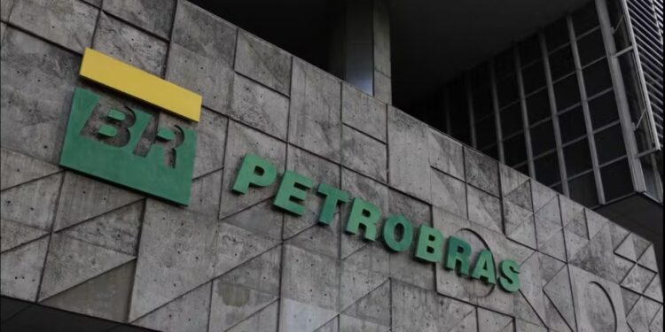 Petrobras reduz em 14,5% preço do querosene de aviação a partir de julho